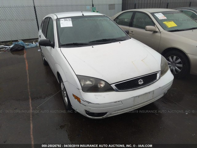 3FAFP37N75R120626 - 2005 FORD FOCUS ZX5 WHITE photo 1