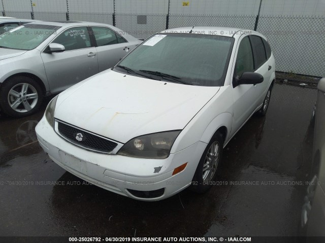 3FAFP37N75R120626 - 2005 FORD FOCUS ZX5 WHITE photo 2