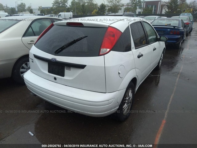 3FAFP37N75R120626 - 2005 FORD FOCUS ZX5 WHITE photo 4