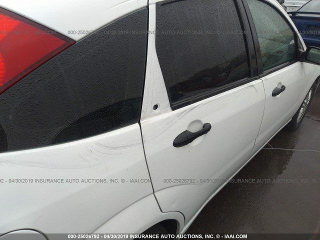 3FAFP37N75R120626 - 2005 FORD FOCUS ZX5 WHITE photo 6