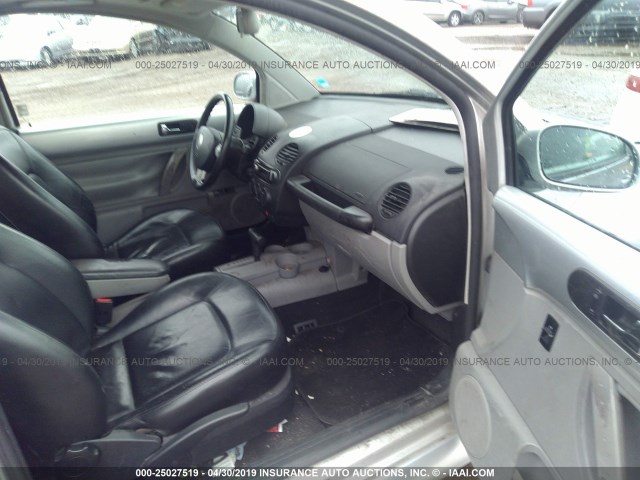 3VWDC21C11M414462 - 2001 VOLKSWAGEN NEW BEETLE GLX 银色 照片 5