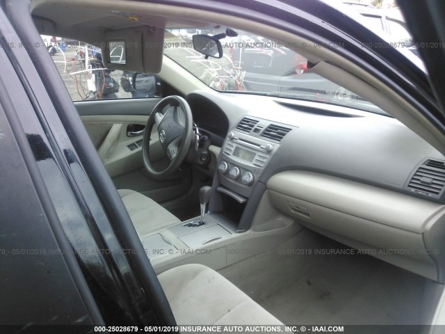 4T4BF3EK6BR154969 - 2011 TOYOTA CAMRY SE/LE/XLE 黑色 照片 5
