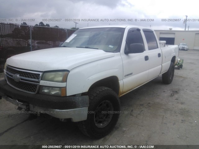 1GCHC23U05F800371 - 2005 CHEVROLET SILVERADO C2500 HEAVY DUTY WHITE photo 2