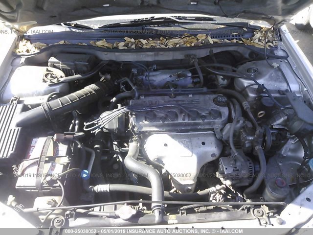 1HGCG5648WA066686 - 1998 HONDA ACCORD LX SILVER photo 10