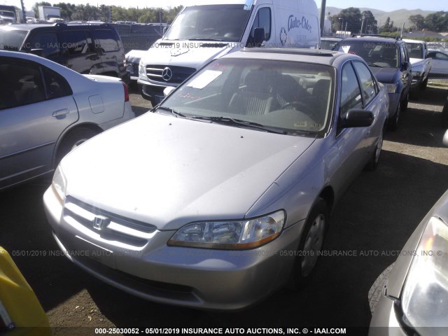 1HGCG5648WA066686 - 1998 HONDA ACCORD LX SILVER photo 2