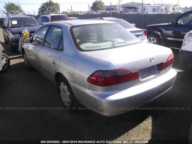 1HGCG5648WA066686 - 1998 HONDA ACCORD LX SILVER photo 3