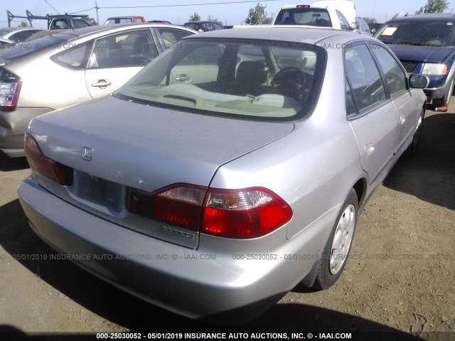 1HGCG5648WA066686 - 1998 HONDA ACCORD LX SILVER photo 4