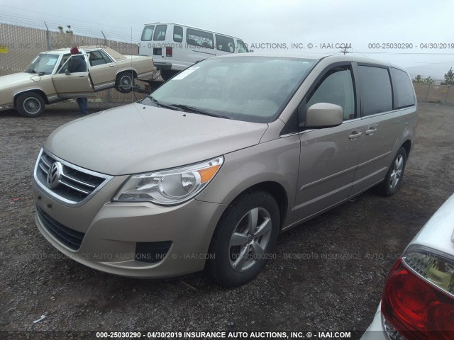 2V8HW34149R558902 - 2009 VOLKSWAGEN ROUTAN SE BROWN photo 2