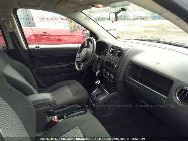 1J4NF1FB8BD302788 - 2011 JEEP COMPASS SPORT SILVER photo 5