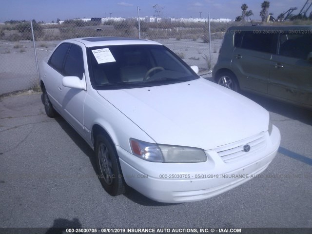 JT2BF28K1X0201336 - 1999 TOYOTA CAMRY LE/XLE WHITE photo 1