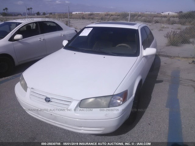 JT2BF28K1X0201336 - 1999 TOYOTA CAMRY LE/XLE WHITE photo 2