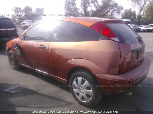 3FAFP31N85R120904 - 2005 FORD FOCUS ZX3 ORANGE photo 3