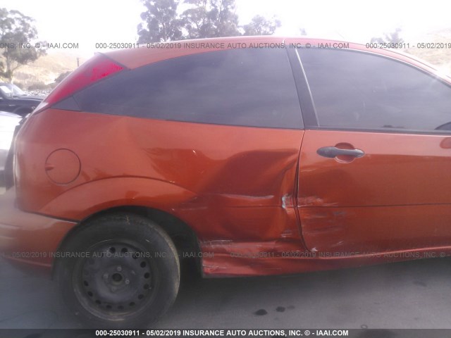 3FAFP31N85R120904 - 2005 FORD FOCUS ZX3 ORANGE photo 6