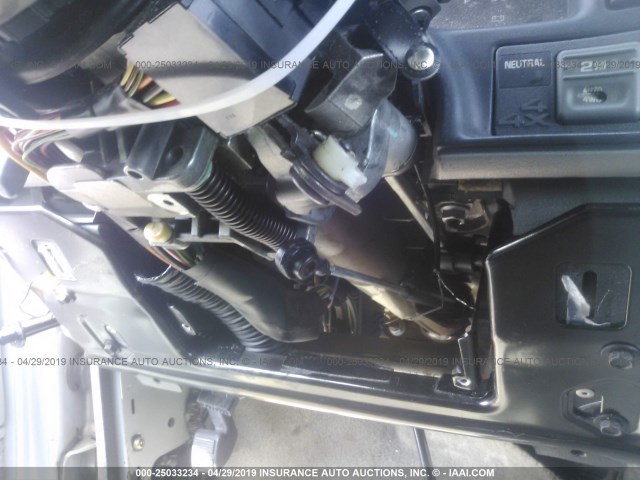 1GKEK63R0YR193419 - 2000 GMC DENALI SILVER photo 6