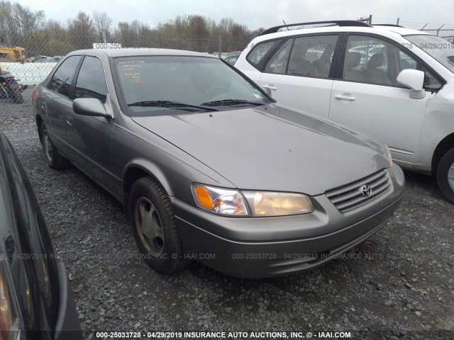 4T1BG22K5WU275701 - 1998 TOYOTA CAMRY CE/LE/XLE GRAY photo 1