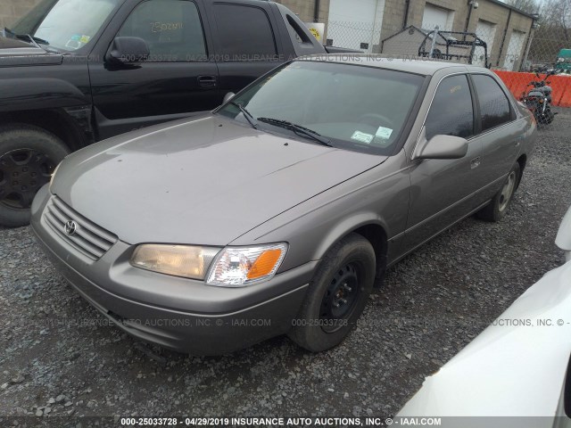 4T1BG22K5WU275701 - 1998 TOYOTA CAMRY CE/LE/XLE GRAY photo 2