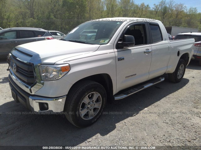 5TFUW5F10EX387564 - 2014 TOYOTA TUNDRA DOUBLE CAB SR/SR5 WHITE photo 2