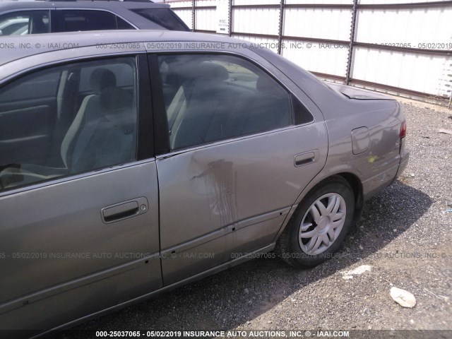 JT2BG22K0Y0450198 - 2000 TOYOTA CAMRY CE/LE/XLE GRAY photo 6