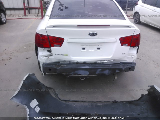 KNAFU4A23D5692654 - 2013 KIA FORTE EX WHITE photo 6