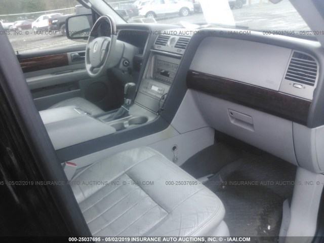 5LMFU28RX4LJ04196 - 2004 LINCOLN NAVIGATOR 黑色 照片 5
