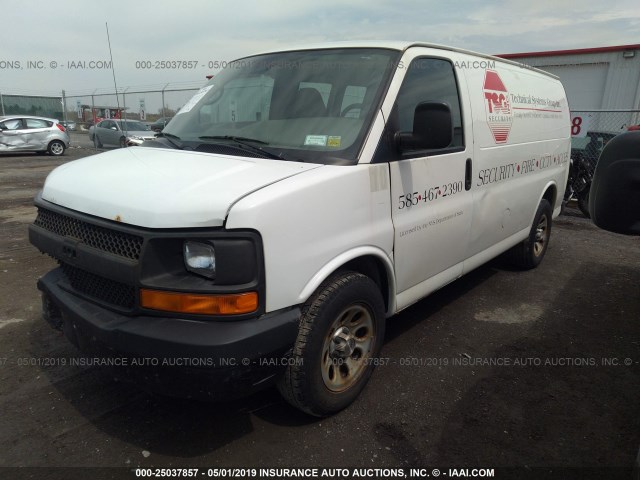 1GCFG15X191109625 - 2009 CHEVROLET EXPRESS G1500  WHITE photo 2