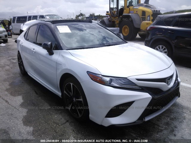 4T1BZ1HKXKU024663 - 2019 TOYOTA CAMRY XSE/XLE WHITE photo 1