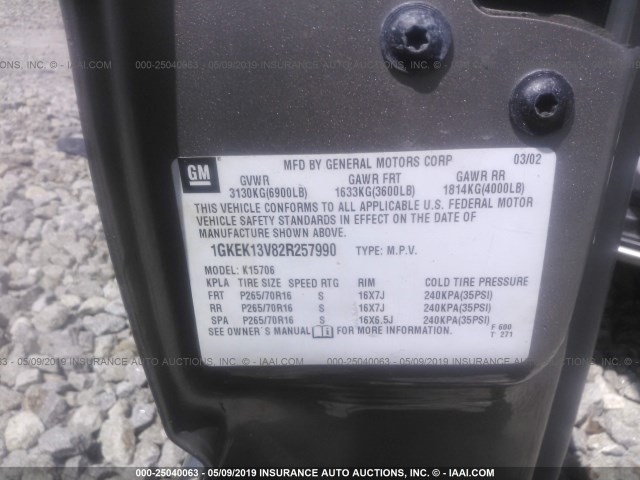 1GKEK13V82R257990 - 2002 GMC YUKON GRAY photo 9