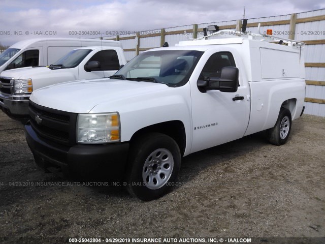 1GCEC14X48Z142031 - 2008 CHEVROLET SILVERADO C1500 WHITE photo 2