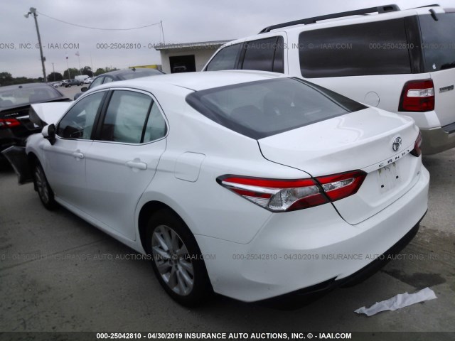 4T1B11HK2JU106487 - 2018 TOYOTA CAMRY L/LE/XLE/SE/XSE WHITE photo 3