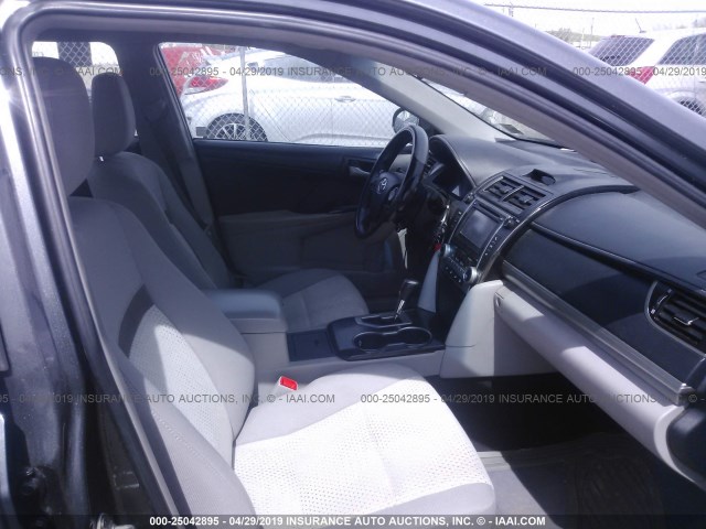 4T4BF1FK3ER337625 - 2014 TOYOTA CAMRY L/SE/LE/XLE 灰色 照片 5