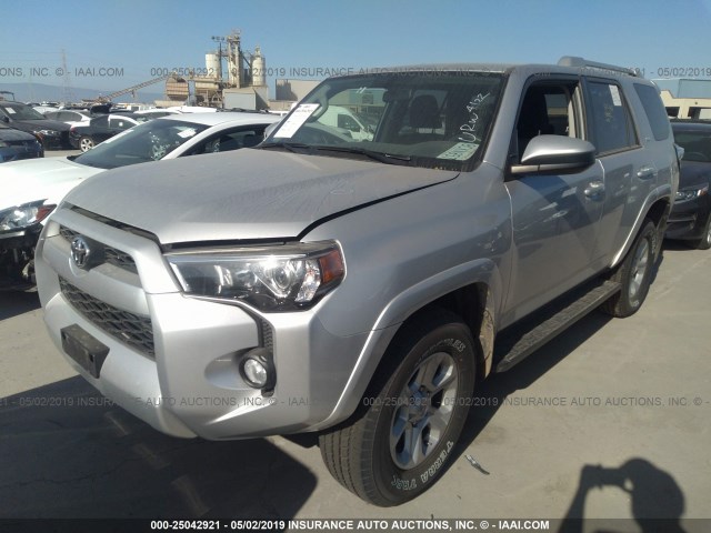 JTEBU5JR9J5535674 - 2018 TOYOTA 4RUNNER SR5 PREM/LTDL/TRAIL/TRD SILVER photo 2