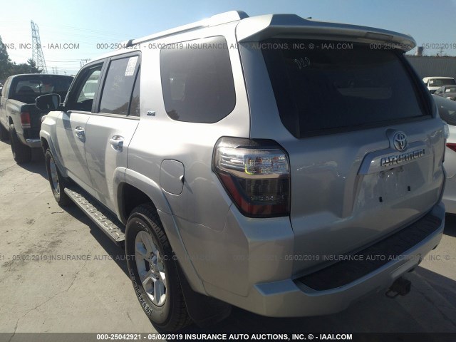 JTEBU5JR9J5535674 - 2018 TOYOTA 4RUNNER SR5 PREM/LTDL/TRAIL/TRD SILVER photo 3