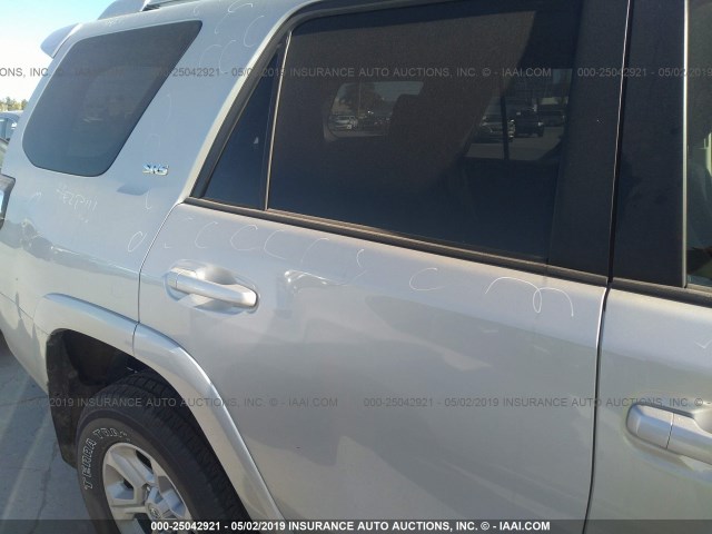 JTEBU5JR9J5535674 - 2018 TOYOTA 4RUNNER SR5 PREM/LTDL/TRAIL/TRD SILVER photo 6