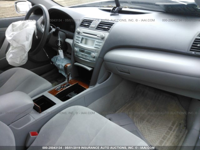 4T1BE46K69U400656 - 2009 TOYOTA CAMRY SE/LE/XLE SILVER photo 5