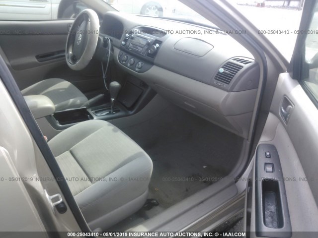 4T1BE32K05U949814 - 2005 TOYOTA CAMRY LE/XLE/SE Champagne photo 5