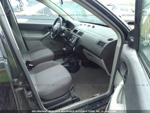 1FAFP34N76W244088 - 2006 FORD FOCUS ZX4 BLACK photo 5