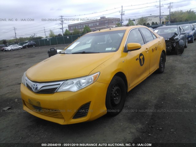 4T1BD1FK8EU131877 - 2014 TOYOTA CAMRY HYBRID/LE/XLE أصفر صورة 2