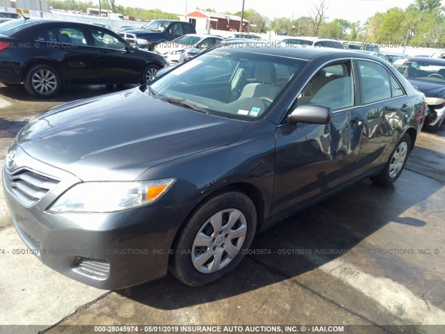 4T1BF3EK6BU746172 - 2011 TOYOTA CAMRY SE/LE/XLE GRAY photo 2