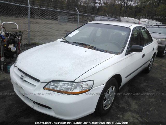 1HGCF8649WA258669 - 1998 HONDA ACCORD DX WHITE photo 2