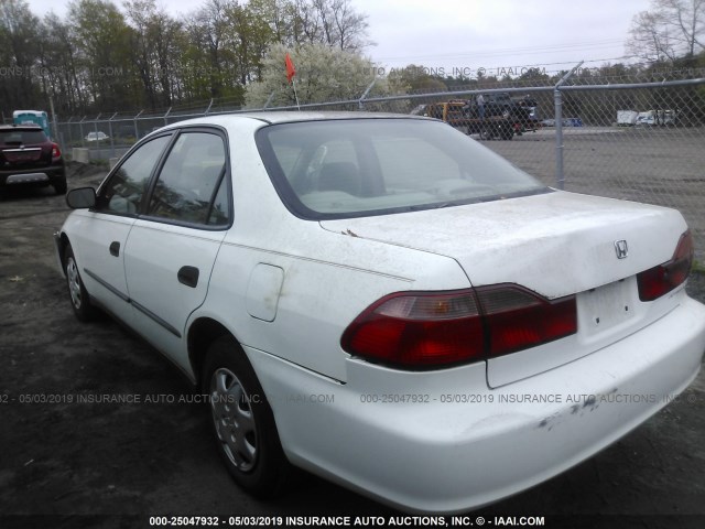 1HGCF8649WA258669 - 1998 HONDA ACCORD DX WHITE photo 3