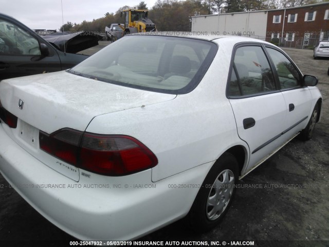 1HGCF8649WA258669 - 1998 HONDA ACCORD DX WHITE photo 4