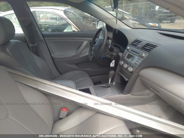 4T1BF3EK2BU158060 - 2011 TOYOTA CAMRY SE/LE/XLE SILVER photo 5