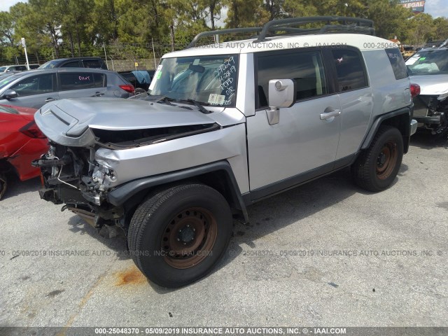 JTEZU11FX70018905 - 2007 TOYOTA FJ CRUISER SILVER photo 2