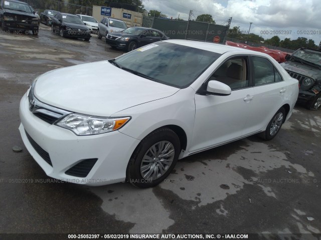 4T1BF1FK3EU421387 - 2014 TOYOTA CAMRY L/SE/LE/XLE 白色 照片 2