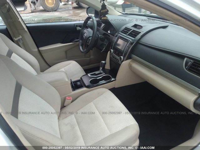 4T1BF1FK3EU421387 - 2014 TOYOTA CAMRY L/SE/LE/XLE 白色 照片 5