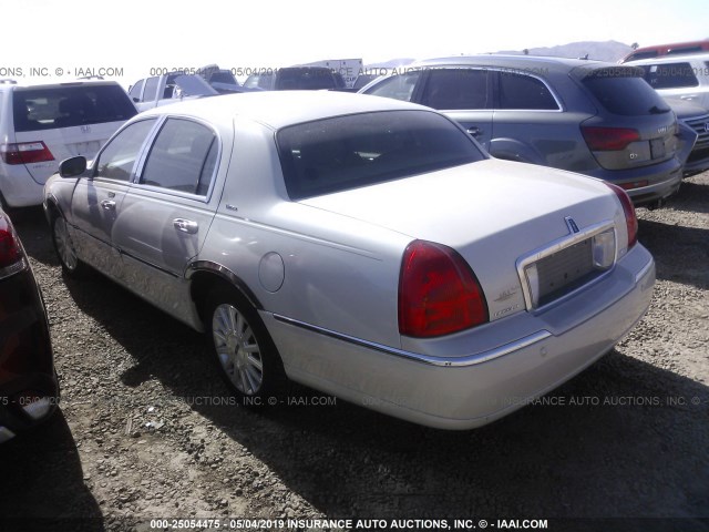 1LNHM83W84Y667584 - 2004 LINCOLN TOWN CAR ULTIMATE WHITE photo 3