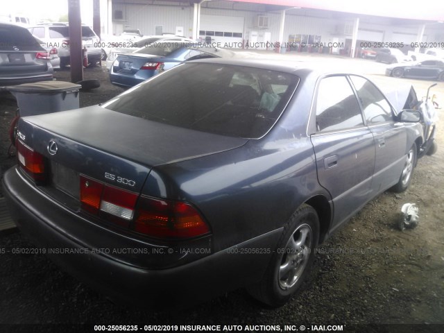 JT8BF22GXV0027032 - 1997 LEXUS ES 300 BLUE photo 4