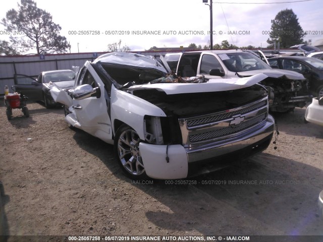 2GCEC13C971682805 - 2007 CHEVROLET SILVERADO C1500 CREW CAB WHITE photo 1