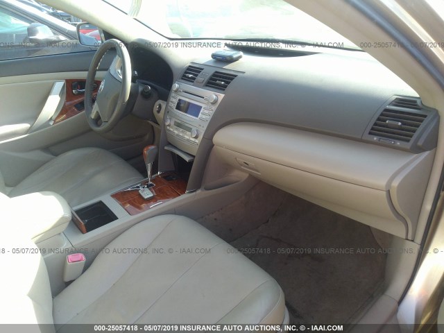 JTNBK3EK8A3049294 - 2010 TOYOTA CAMRY SE/LE/XLE 金色 照片 5