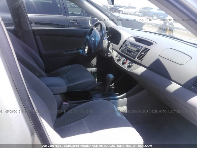 JTDBE32K030241507 - 2003 TOYOTA CAMRY LE/XLE Gümüş foto 5